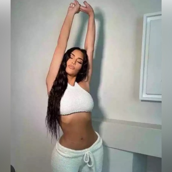 SKIMS Cozy Knit Rose Halter Bra - Picture 3 of 7